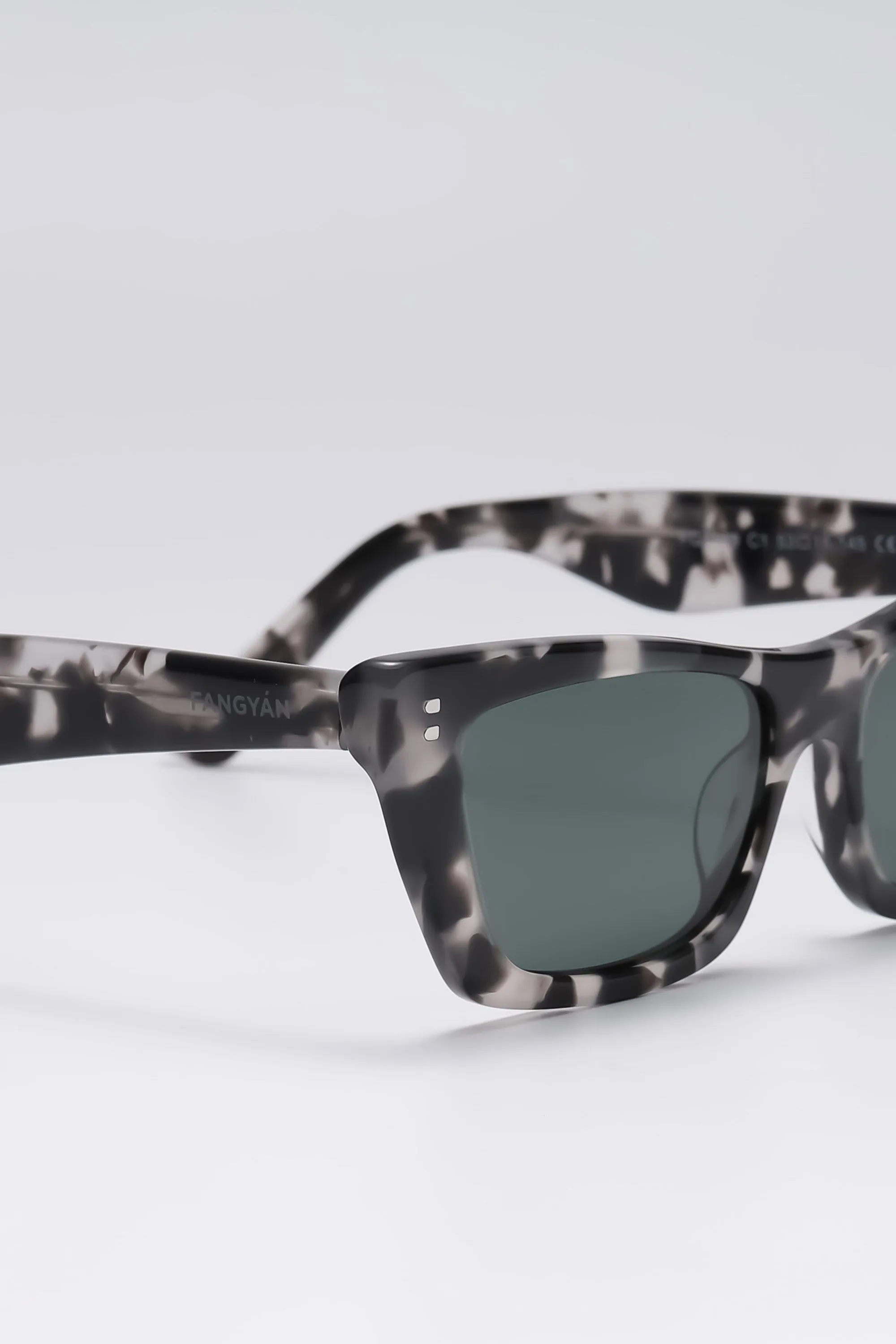 Fangyan | Cat-Eye Rectangular Black Sunglasses