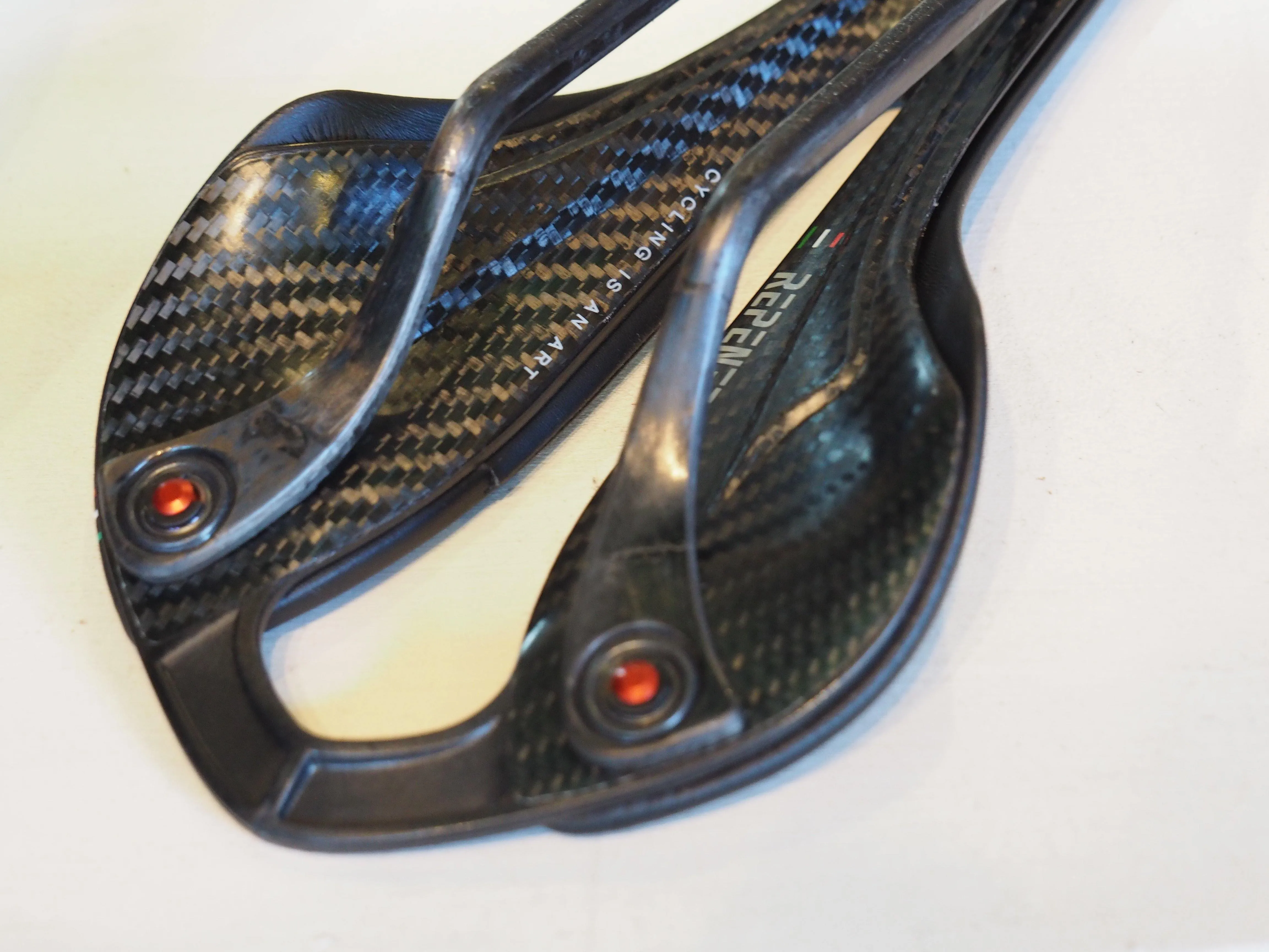 SADDLE PRIME IN CARBON