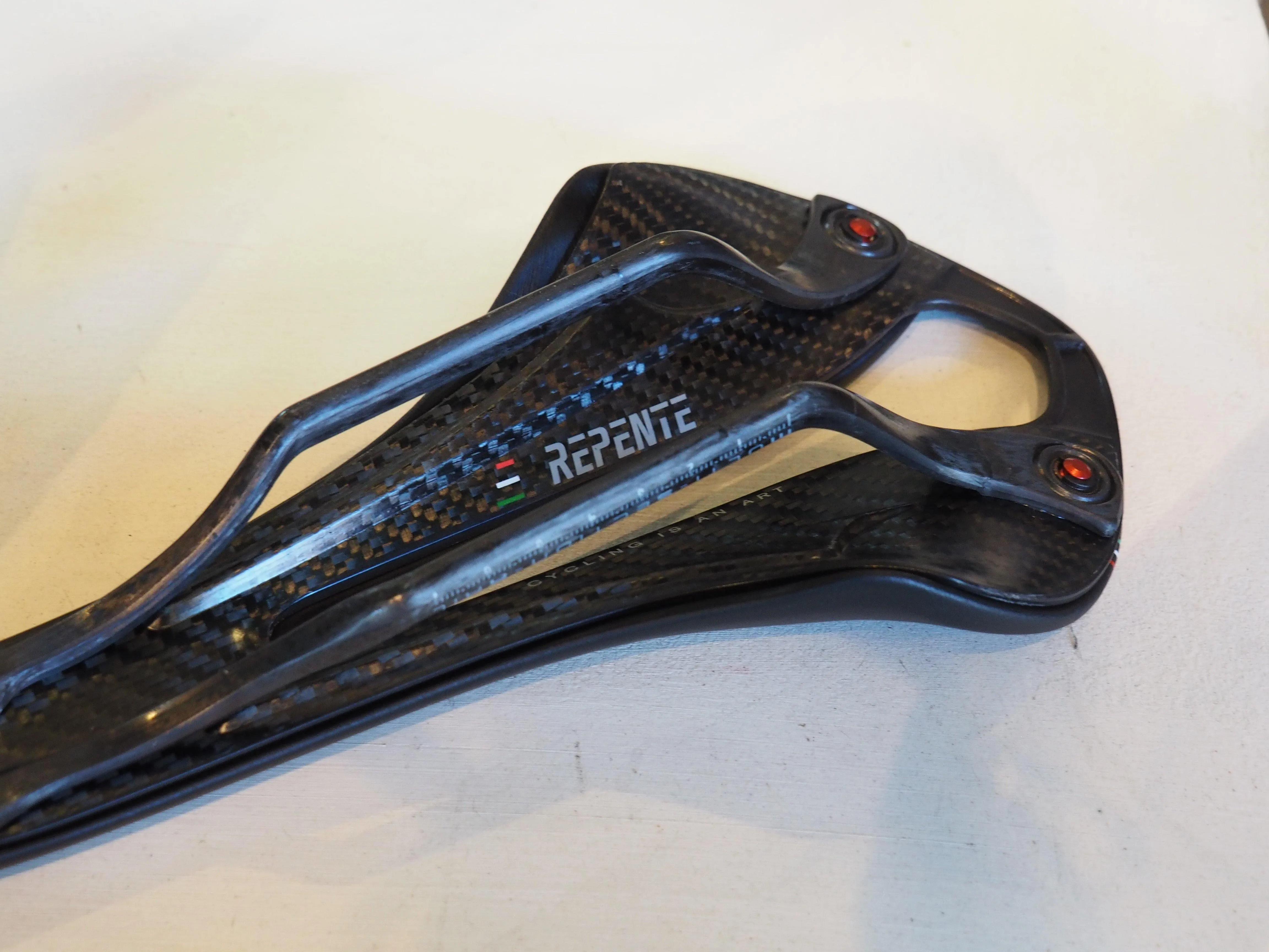 SADDLE PRIME IN CARBON