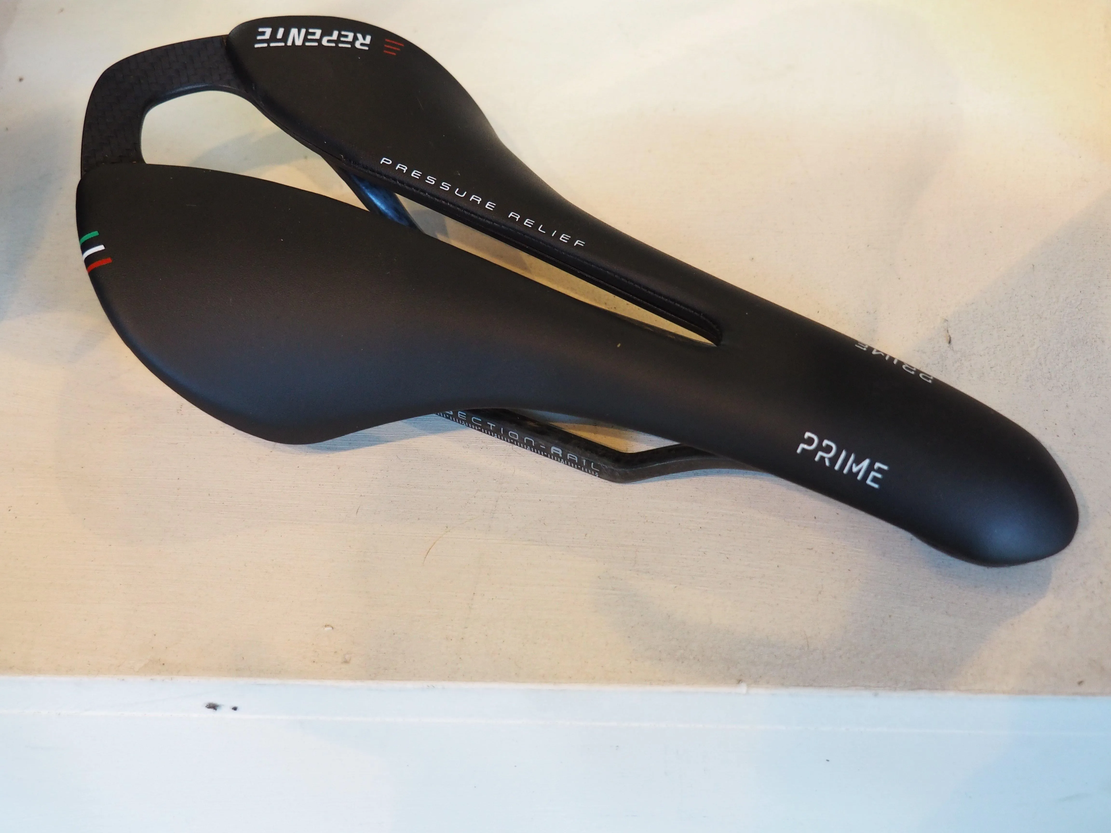 SADDLE PRIME IN CARBON