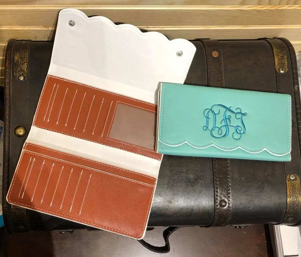 Scallop Wallet - Coral
